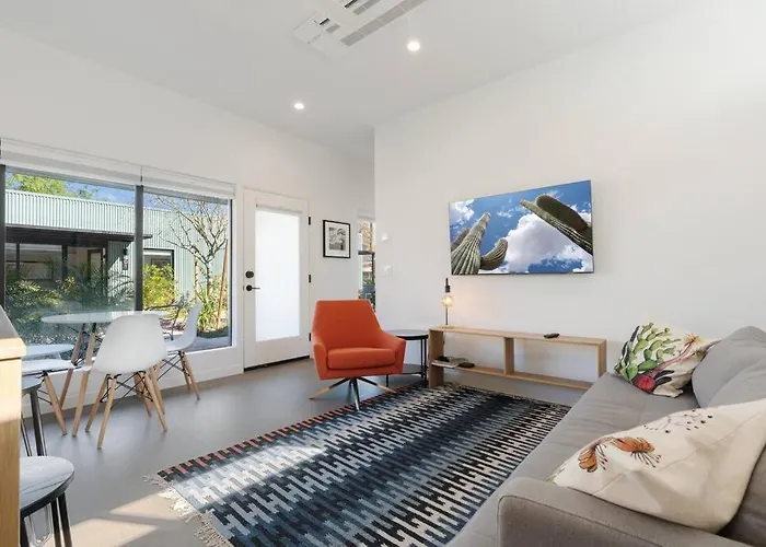Eco-friendly 2-bedroom - 80 Walkscore!