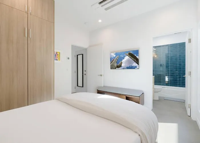 Eco-friendly 2-bedroom - 80 Walkscore!