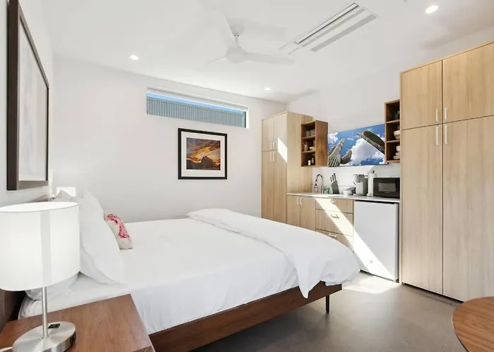 Eco-friendly 2-bedroom - 80 Walkscore! *