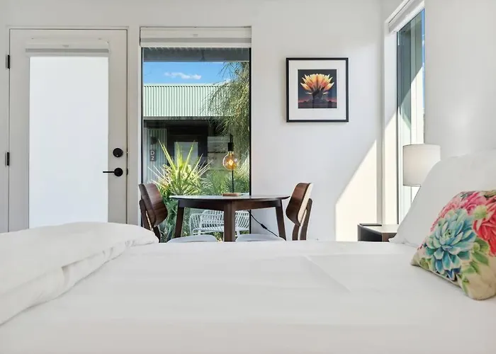 Eco-friendly 2-bedroom - 80 Walkscore! *